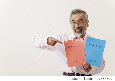 顯示退休金書的老人 17638390