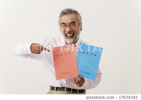 顯示退休金書的老人 顯示退休金書的老人 17638392