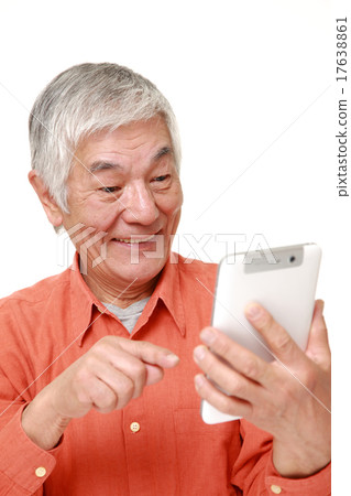 老年人使用平板電腦 老年人使用平板電腦 17638861