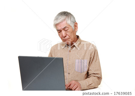 Elderly people who are not good at personal computers 17639085