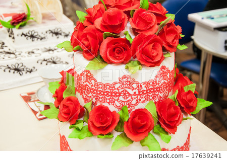 Decorating a wedding cake. 17639241