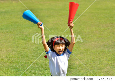 在草坪廣場支持的女孩（健身房服裝，擴音器） 17639347