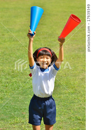 在草坪廣場支持的女孩(健身房服裝,擴音器) 在草坪廣場支持的女孩(健身房服裝,擴音器) 17639349