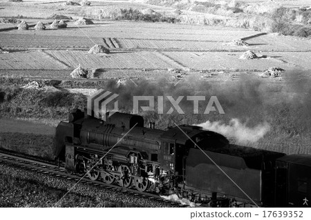 The Damen of the San-in Main Line descends the horse-drawn late autumn 17639352