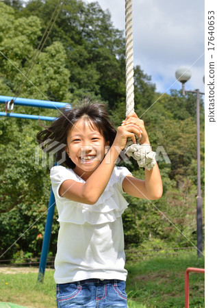喜歡玩公園遊樂設備的女孩 喜歡玩公園遊樂設備的女孩 17640653