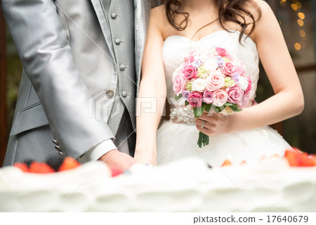 新娘和新郎的蛋糕裁減 17640679