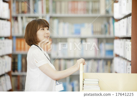 在圖書館工作的婦女 在圖書館工作的婦女 17641225