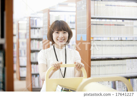 Women working in the library 17641227