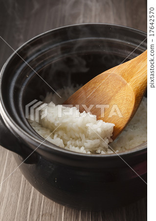 新鮮煮熟的米飯 17642570