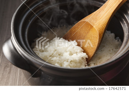 新鮮煮熟的米飯 新鮮煮熟的米飯 17642571