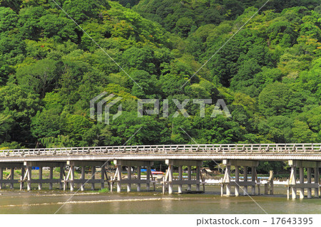 八月京都嵐山渡月橋和綠色 17643395