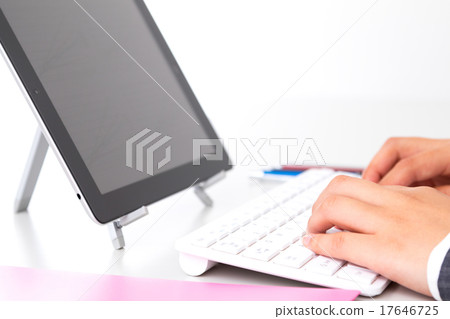 無線鍵盤和女性方便的企業圖像運作的鍵盤辦公室圖像 17646725