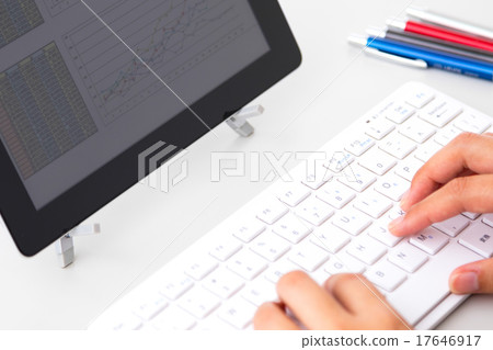 導線鍵盤和女性方便企業圖像運作的鍵盤辦公室圖像鍵入 導線鍵盤和女性方便企業圖像運作的鍵盤辦公室圖像鍵入 17646917