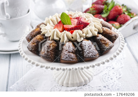 strawberry cake strawberry cake 17649206