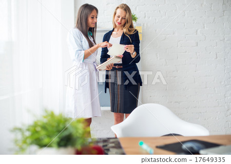 Medical physician doctor woman talking to patient 17649335
