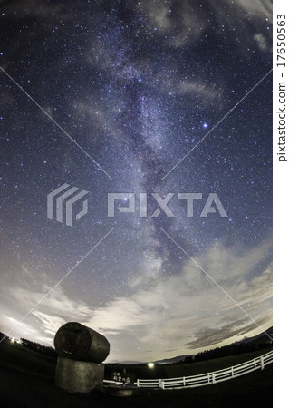 九月的銀河係來自北海道，美瑛和新榮的山丘 17650563