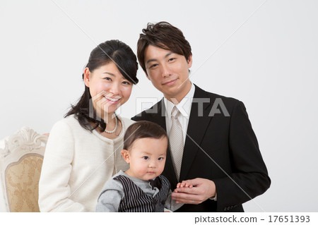 taking a commemorative photo, formal, parenthood 17651393