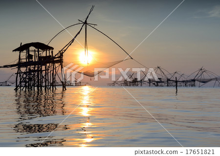 The silhouette square dip net The silhouette square dip net 17651821