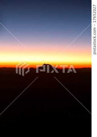 黎明在安第斯山脈南美洲最高峰在安第斯山脈阿空加瓜美麗的剪影 17652027