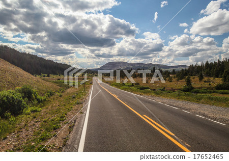 Scenic view along the Beartooth Highway in Montana 17652465
