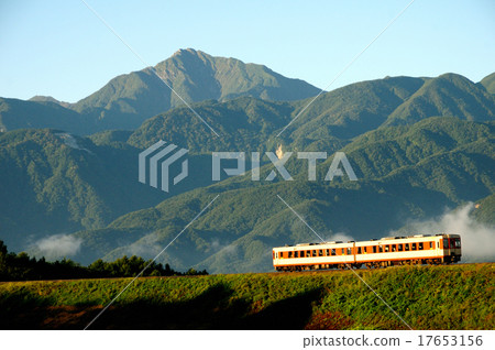 Kochi prefecture's big curve go Kai Komagatake back to Koumi Line's JNR color local train 17653156