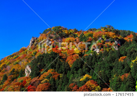 山寺廟的秋葉 17657455