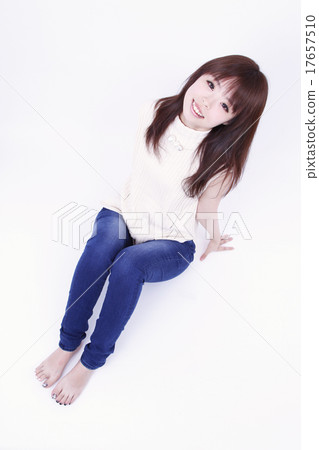 A woman looking up 17657510