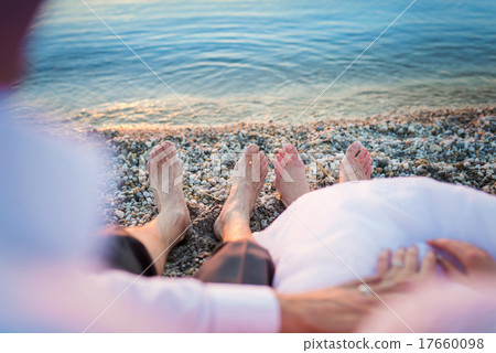 Bride and groom 17660098