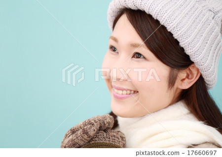 1名女士(每日冬季休閒圍巾大衣針織帽生活方式) 1名女士(每日冬季休閒圍巾大衣針織帽生活方式) 17660697