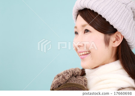 1名女士(每日冬季休閒圍巾大衣針織帽生活方式) 1名女士(每日冬季休閒圍巾大衣針織帽生活方式) 17660698