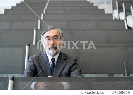 一位資深商人將認真學習研討會 一位資深商人將認真學習研討會 17660699