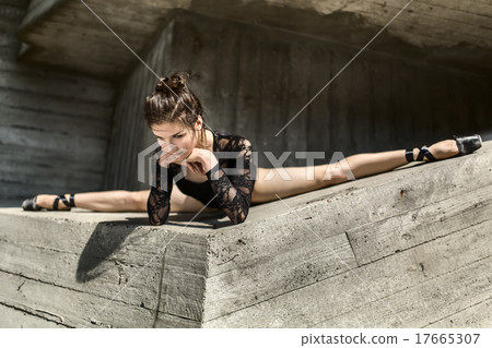 Graceful ballerina sitting in the cross splits 17665307