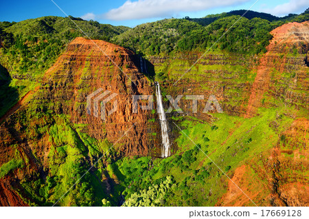 Stunning view into Waimea Canyon, Kauai 17669128