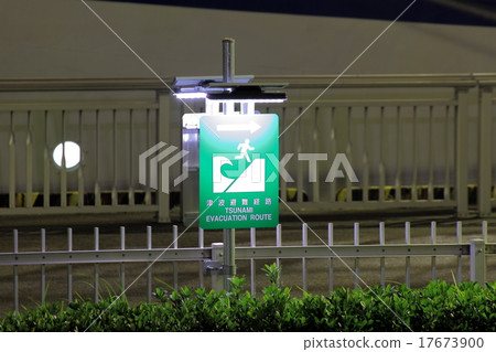 Tsunami evacuation route guide signboard Tsunami evacuation route guide signboard 17673900