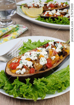 圖庫照片: stuffed eggplant with vegetables