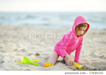 Adorable little girl playing on a beach 17680191
