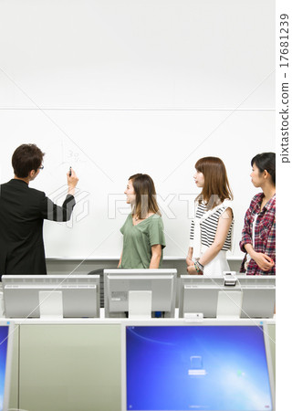 校園生活大學女學生和男教練 17681239