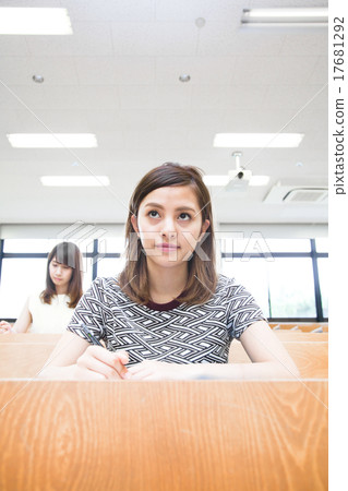 大學女生接受講座 17681292
