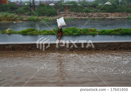 Indian capital of the rainy season Delhi Indian working in the flood Indian capital of the rainy season Delhi Indian working in the flood 17681808