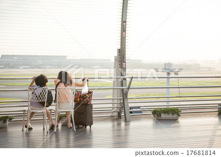 Parent and child sending off an airplane 17681814