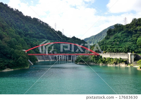 黑部谷Unazuki湖Dam湖表面橋樑 17683630