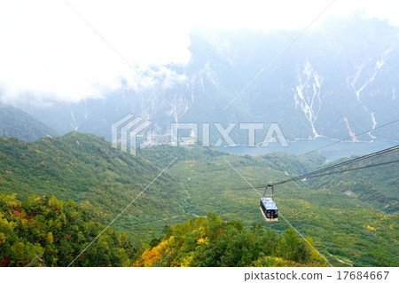 從立山黑部阿爾卑斯山路線和Taikan Feng觀看 從立山黑部阿爾卑斯山路線和Taikan Feng觀看 17684667