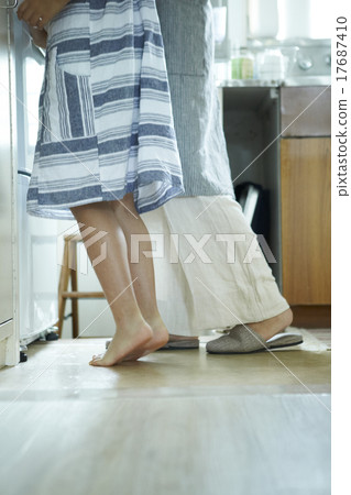 父母和孩子在家裡一起度過時間 17687410