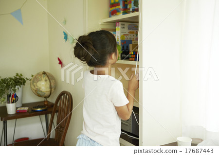 女孩在家裡玩 女孩在家裡玩 17687443