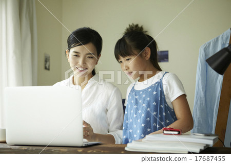 父母和孩子在家裡一起度過時間 17687455