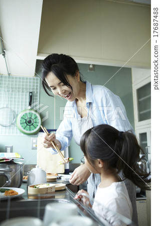 父母和孩子在家裡一起度過時間 17687488