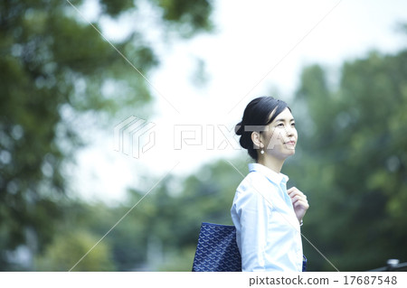 一個女人在公園裡 17687548