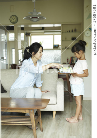 父母和孩子在家裡一起度過時間 17687591