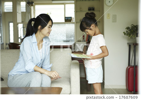 父母和孩子在家裡一起度過時間 17687609