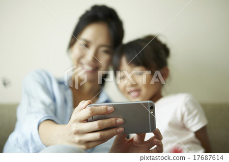 父母和孩子在家裡一起度過時間 17687614
